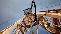 Слабият долар подкрепя петрола 