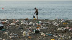 Франция ще налага глоби в борбата срещу нерециклируемата пластмаса