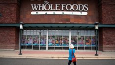 Amazon има зелена светлина за придобиването на Whole Foods