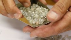 Продажбите на De Beers дават надежда на индустрията с диаманти