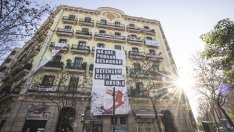 Защо Барселона купи сградата, която се превърна в символ на жилищната криза в града?