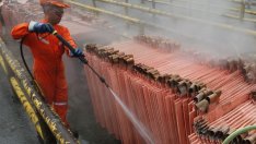 Медта се насочва към най-големия си седмичен спад от три години