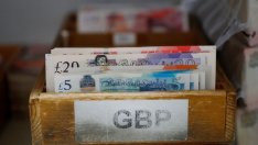 Възможното спиране на работата на парламента срива британския паунд