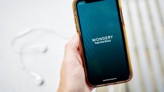 Със сделка по придобиване Amazon се насочва към пазара на подкасти