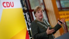 Рейтингът на консервативния блок на Меркел е в най-ниската си точка от 12 години