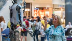 България затваря заведенията и магазини, с изключение на тези за храни и аптеки