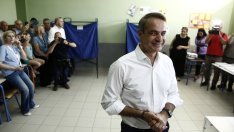 "Нова демокрация" печели убедително изборите в Гърция