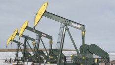 Петролът поевтинява при растящото предлагане и сигналите за забавяне на растежа*