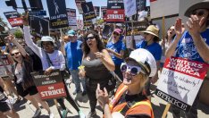 Стачките в Холивуд подготвят сценария и за други индустрии