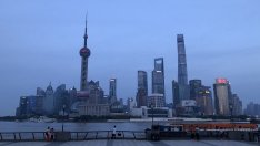 Китай също затваря заводи и гаси уличното осветление