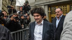 Автомобил се е врязал в загражденията на дома на родителите на Сам Банкман-Фрийд