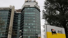Ниската цена на петрола изтри печалбата на Eni