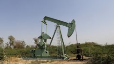 Пазарът на петрол трудно намира ясна посока заради опасенията около новия ураган