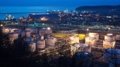 Русия вече трудно се справя с пожарите в петролните бази и рафинериите