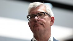 Защо Ericsson защитава Huawei пред собственото си правителство?