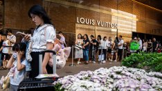 Акциите на LVMH се сринаха след забавяне на ръста на продажбите