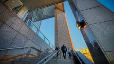 Сливанията и придобиванията в света се сринаха до 20-годишен минимум през април