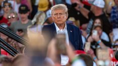 Адвокатът на Тръмп атакува обвинението в Ню Йорк в ефир