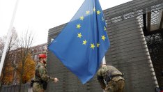 Възходът на крайната десница заплашва усилията на Европа за превъоръжаване