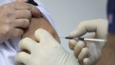 Гръцкият парламент одобри задължителната ваксина срещу COVID за медиците