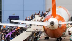 Силните резервации за лятото дават надежди на EasyJet за завръщане към печалба