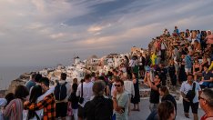 Санторини е препълнен с туристи, местните жители искат таван за броя на посетителите