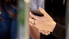 Apple отдава прегряването на iPhone на софтуер и на външни приложения