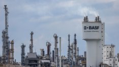 BASF съкращава още разходи заради продължаващия спад на химическия сектор