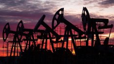 Инвеститори купуват петрол като защита от инфлацията и "напомпват" цената
