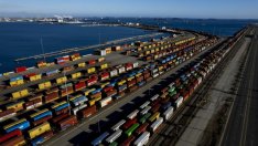 Докато контейнерите се трупат, складовете в САЩ свършват 