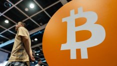 Биткойнът тъпче на място, докато златото и акциите поскъпват