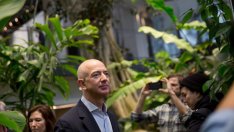Как Джеф Безос управлява успешно Amazon?