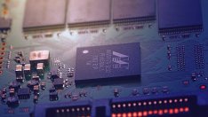 Китай се презапасява с чипове и машини за производството им