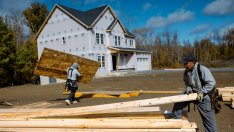 Броят на строящите се жилища в САЩ пада през август до най-ниското си ниво от май