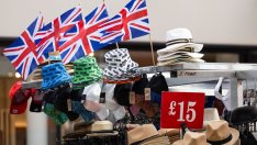 Туристическият данък е по-голям бич от инфлацията, твърдят от магазините в Уест Енд