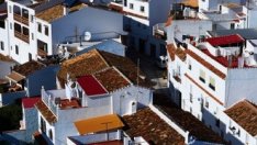 Защо възрастни испанци продават жилището си, но продължават да живеят в него?