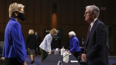 Сенатор: Пауъл се провали като лидер на Фед заради скандала със сделките