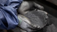 Проблемите около металите за батерии хвърлят сянка върху възхода на електромобилите