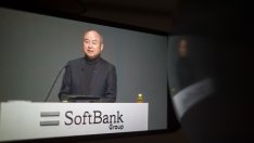 Основателят на SoftBank увеличи дела си до 34%, насочвайки се към изкупуване