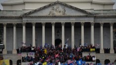 Стотици привърженици на Доналд Тръмп нахлуха в Капитолия*