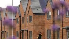 Цените на жилищата във Великобритания спадат с почти 11 хил. паунда през август