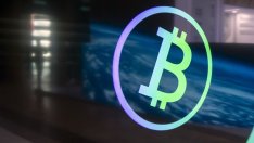 Цената на биткойна отстъпва след пет рекорда за седем дни