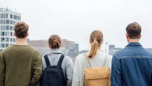 Младите българи напускат дома на родителите си средно почти на 28 години