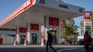 КЗК проверява как &bdquo;Лукойл&ldquo; формира цените на бензина и дизела