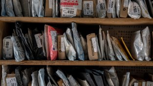 ЕС въвежда временна такса върху малките пратки в битката си с китайските сайтове