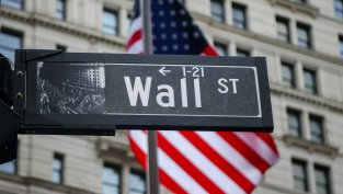 S&P 500 остана почти без промяна под натиска на спада при прозводителите на чипове за памет