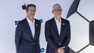 Тим Кук слиза от върха на Apple, а инвеститорите са с 4 трлн. долара по-богати заради него