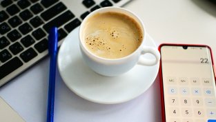 Спадът на продажбите на „Стара планина холд“ продължава да се забавя и през април