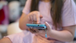 ГЕРБ предлага забрана на социалните мрежи за деца до 16 години и на телефоните в клас
