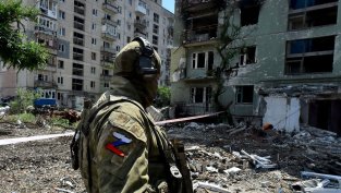 Руснаците теглят средствата си от банките, опасявайки се, че Кремъл търси пари за войната